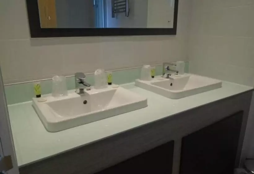 בית מלון כפרי The Star And Garter