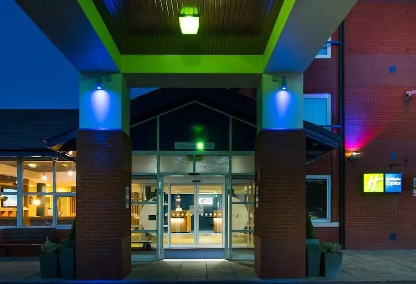 בית מלון כפרי Holiday Inn Express Burton On Trent, An Ihg