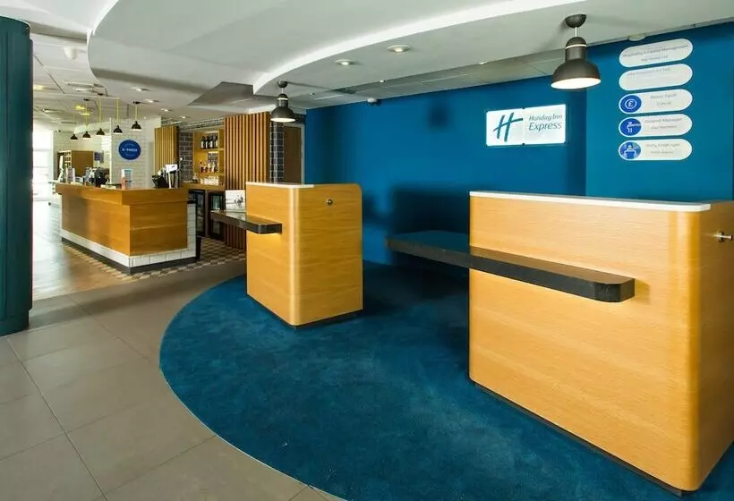 בית מלון כפרי Holiday Inn Express Burton On Trent, An Ihg