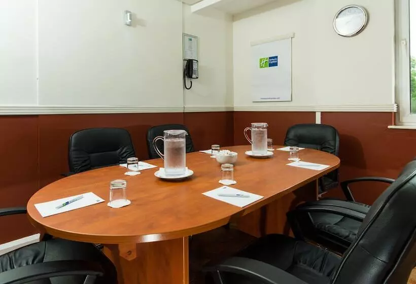 בית מלון כפרי Holiday Inn Express Burton On Trent, An Ihg