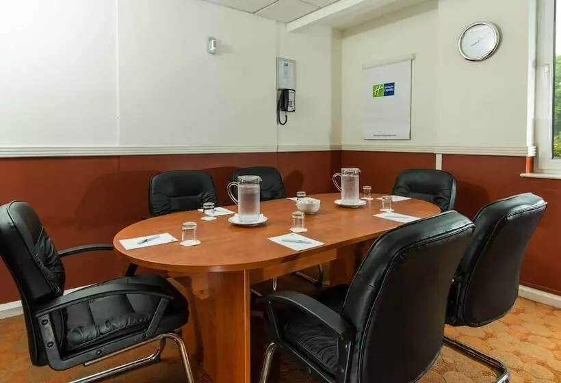 בית מלון כפרי Holiday Inn Express Burton On Trent, An Ihg