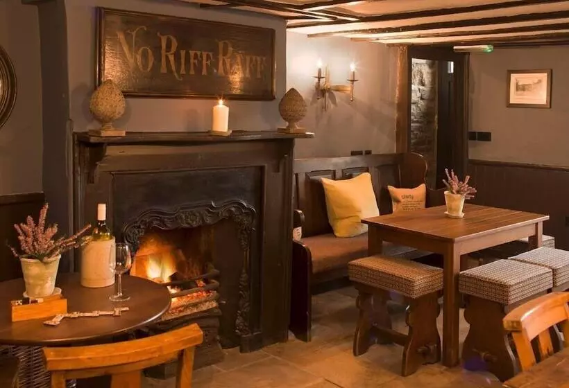 Отель Lord Crewe Arms