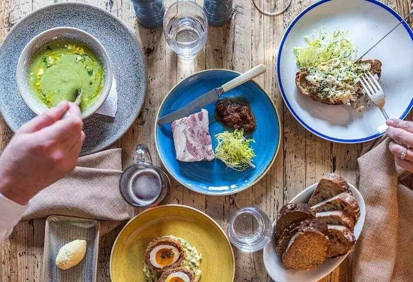 Отель Lord Crewe Arms