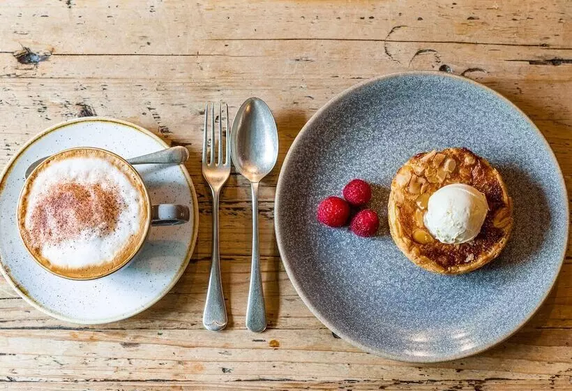 Отель Lord Crewe Arms