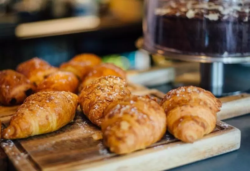 Отель The Blue Boar