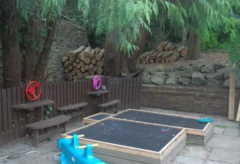 Отель The Radnorshire Arms