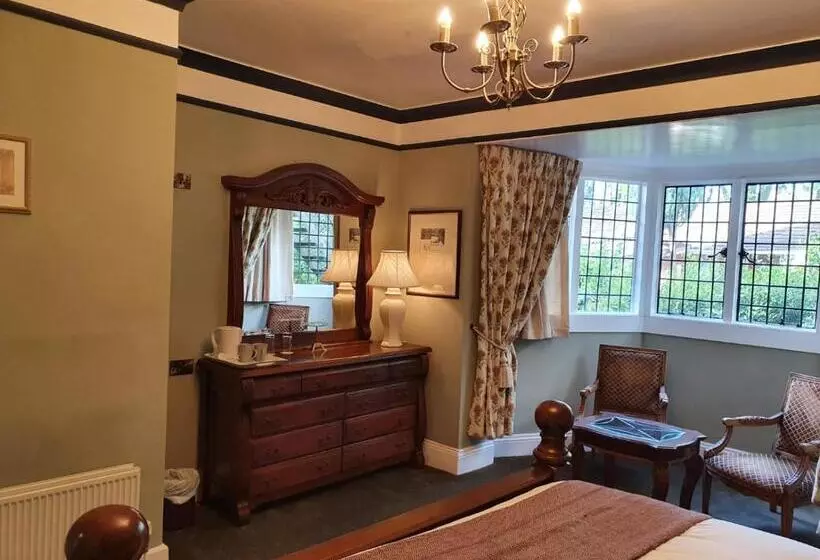 Отель The Radnorshire Arms