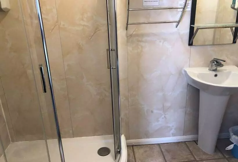 בית מלון כפרי The Royal Clarence