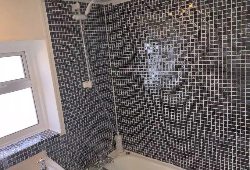 בית מלון כפרי The Royal Clarence