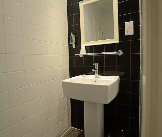 בית מלון כפרי The Royal Clarence