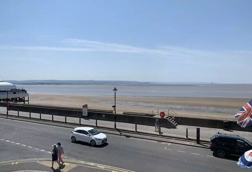 בית מלון כפרי The Royal Clarence