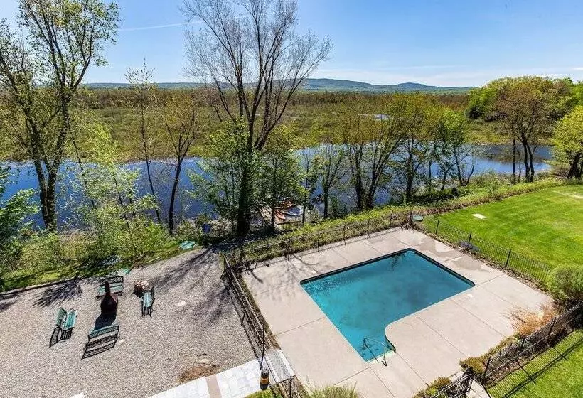 בית מלון כפרי Lac Brome