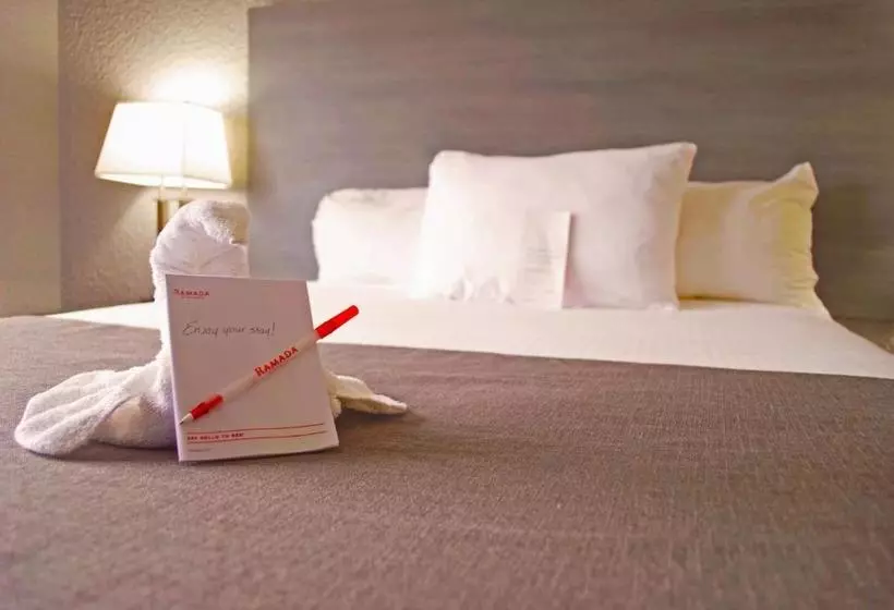 호텔 Ramada By Wyndham Edmonton Yellowhead Nw