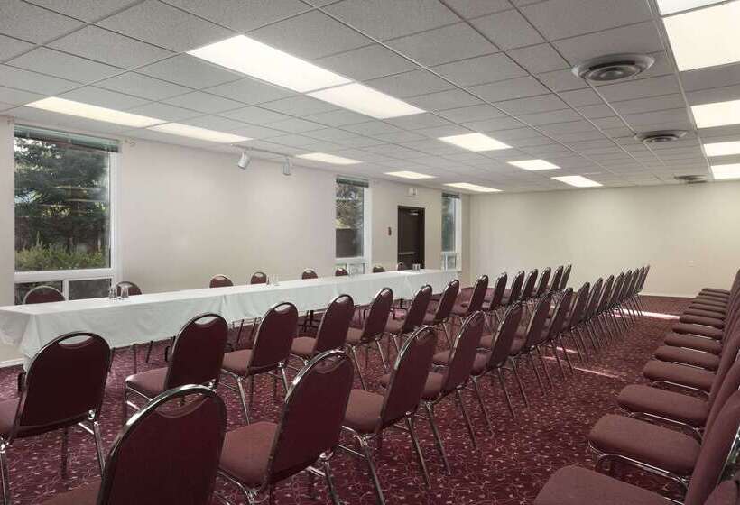 Hotel Super 8 By Wyndham West Kelowna Bc