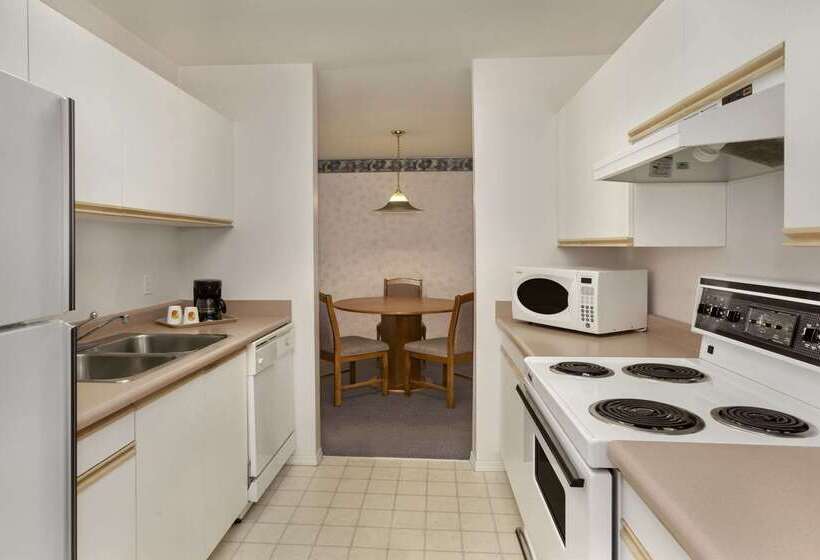 Hotel Super 8 By Wyndham West Kelowna Bc