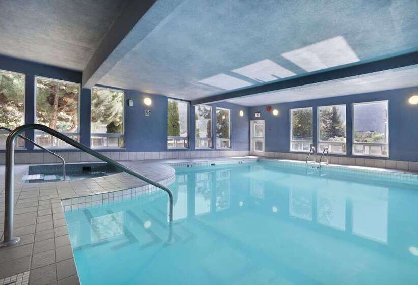 Hotel Super 8 By Wyndham West Kelowna Bc