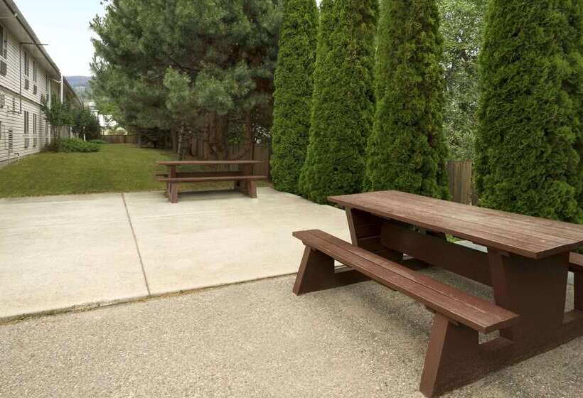 Hotel Super 8 By Wyndham West Kelowna Bc