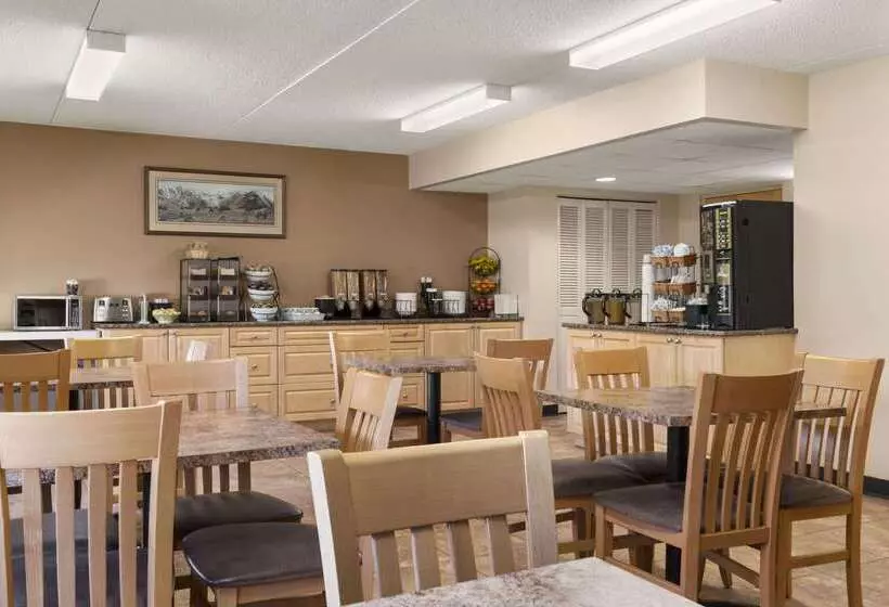 Отель Travelodge By Wyndham Prince George