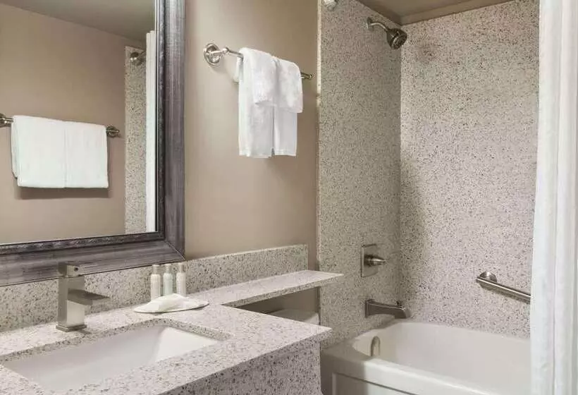 Отель Travelodge By Wyndham Prince George