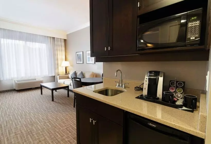 Отель Kelowna & Conference Centre