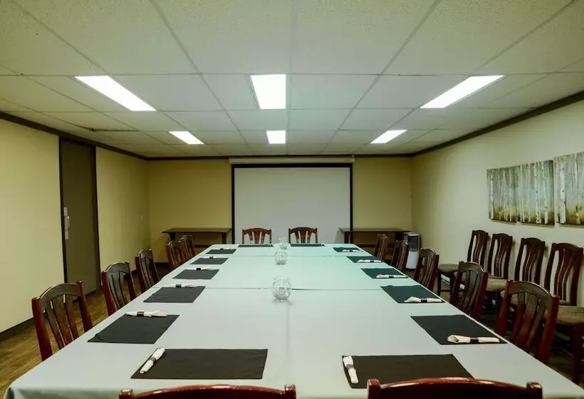 فندق Morden Motor Inn