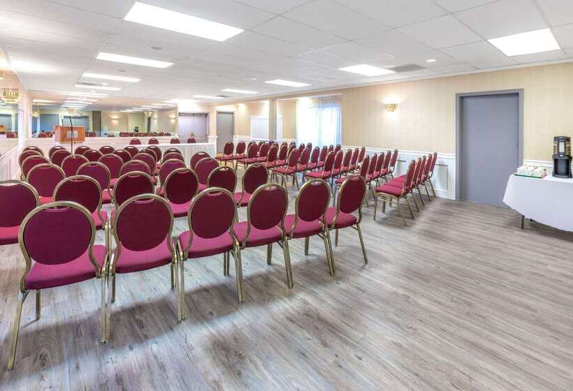 فندق Ramada By Wyndham Coquitlam