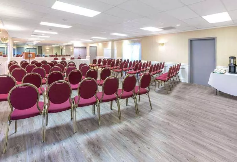 호텔 Ramada By Wyndham Coquitlam