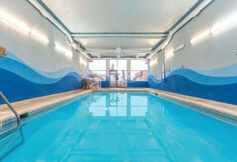 فندق Ramada By Wyndham Coquitlam