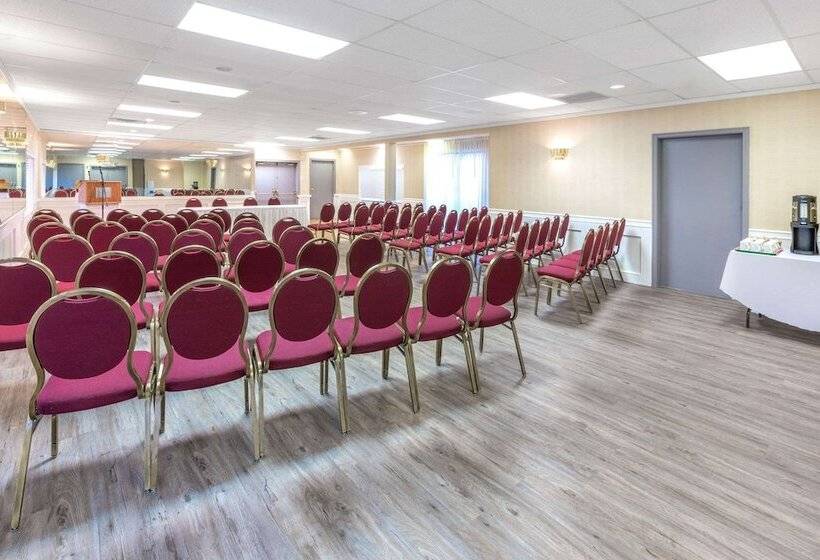 فندق Ramada By Wyndham Coquitlam