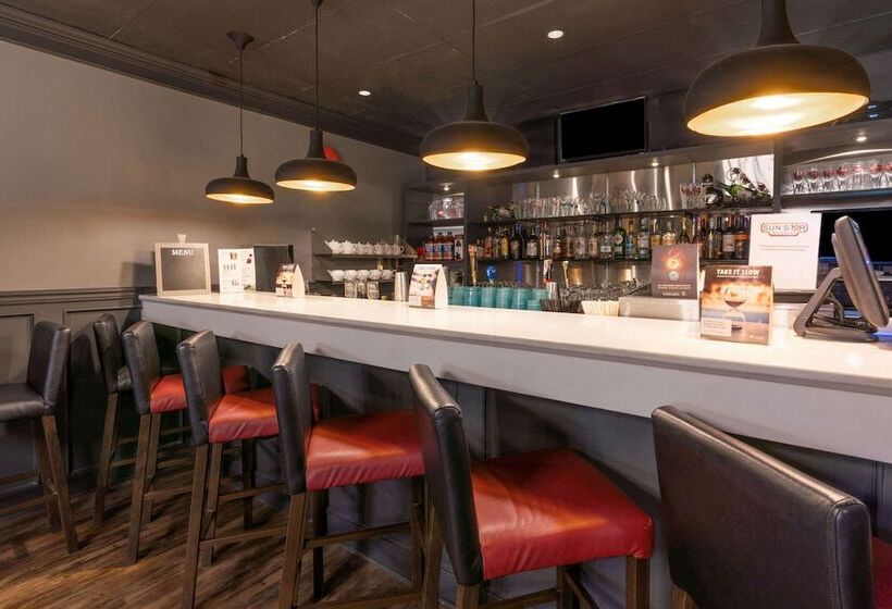 فندق Ramada By Wyndham Coquitlam