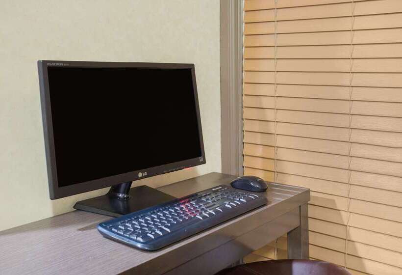 فندق Super 8 By Wyndham Lethbridge