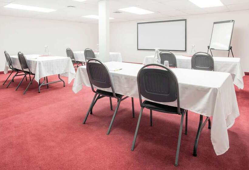 فندق Super 8 By Wyndham Lethbridge