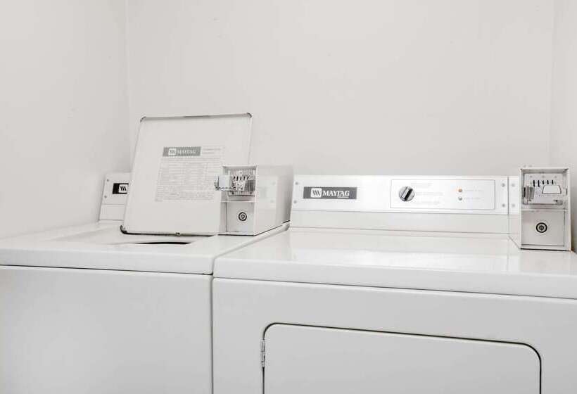 فندق Super 8 By Wyndham Lethbridge