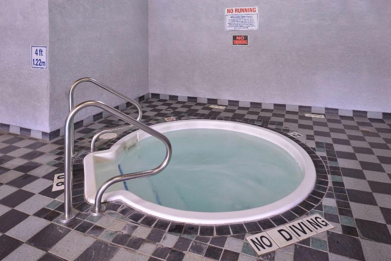 هتل Canadas Best Value Inn And Suites Fernie