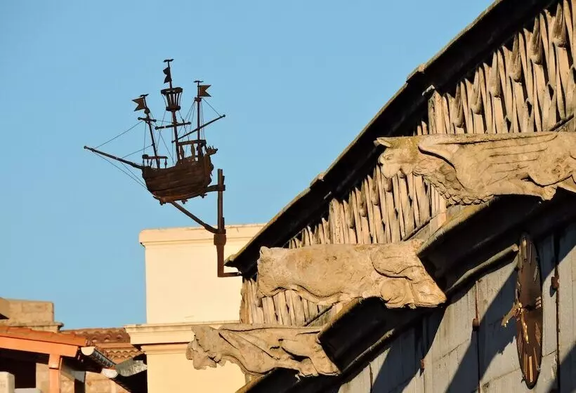 Отель De La Loge