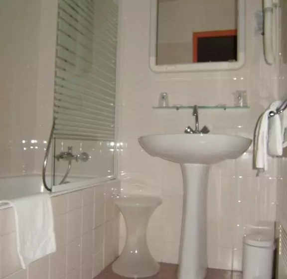 Отель Hôtel De Genève Et Restaurant , Faverges Seythenex