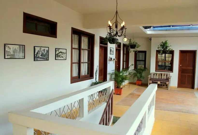 هتل La Ronda Downtown Hostel