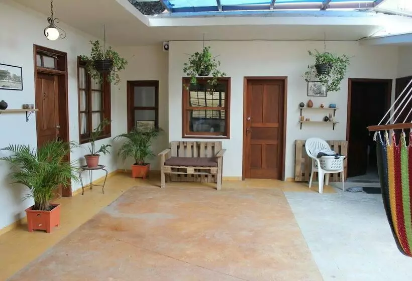 هتل La Ronda Downtown Hostel