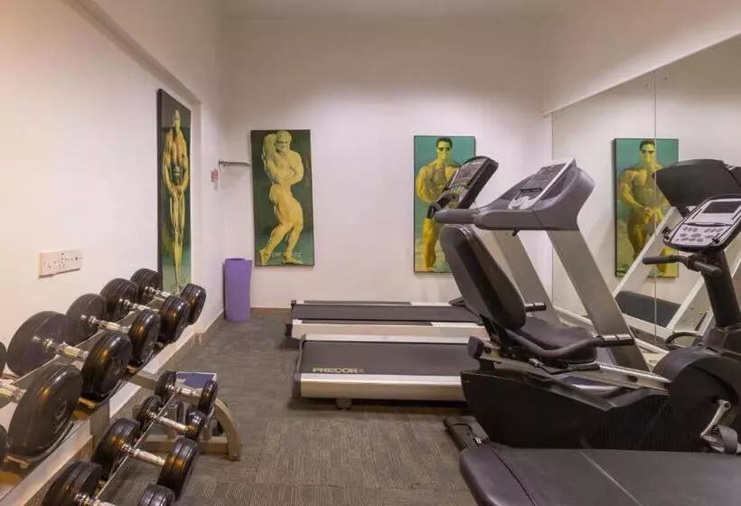 호텔 Kohinoor Continental Airport