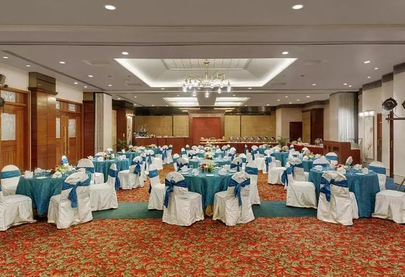 ホテル Kohinoor Continental Airport