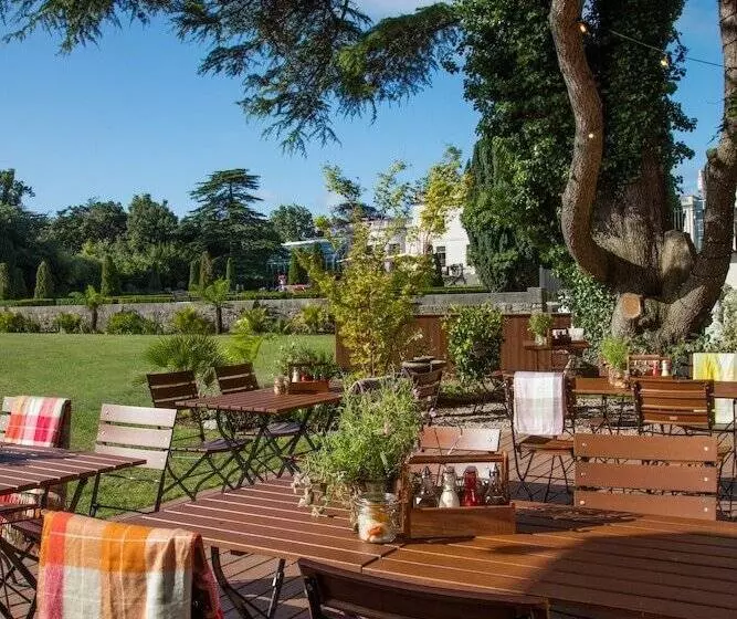 هتل Radisson Blu St. Helens