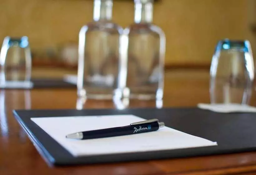 هتل Radisson Blu St. Helens