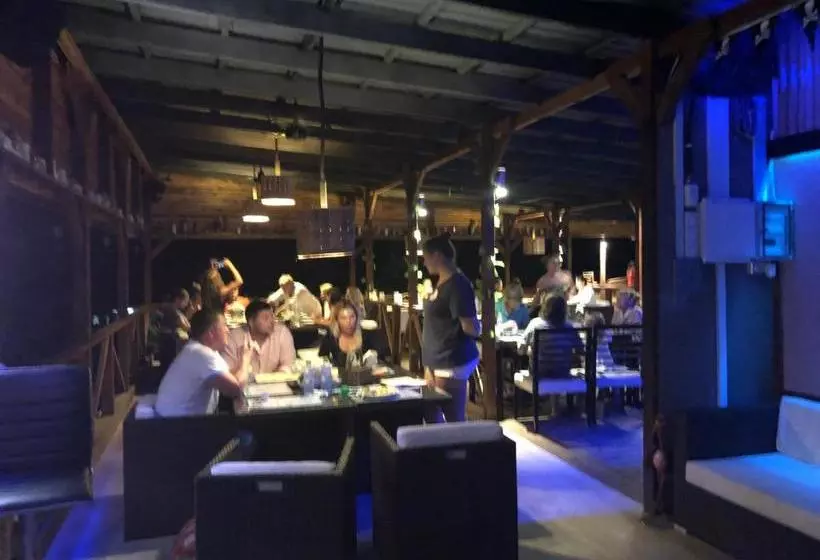 پانسیون Dive Villa Thoddoo