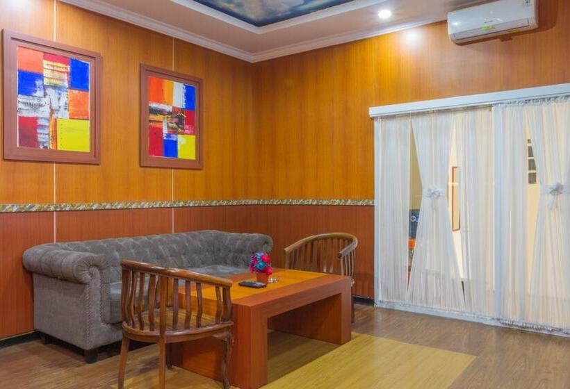 Pensió Reddoorz Plus Near Ipdn