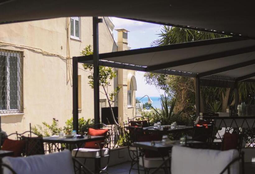 هتل Regina Cristina