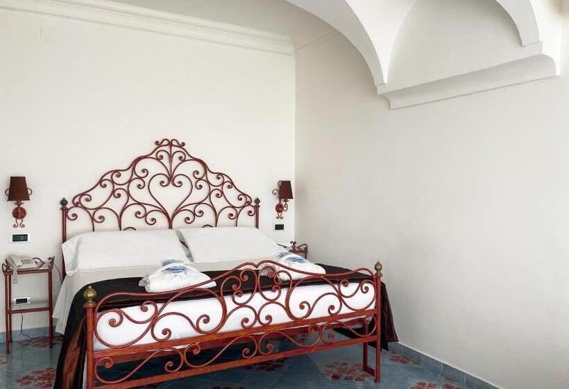 هتل Regina Cristina