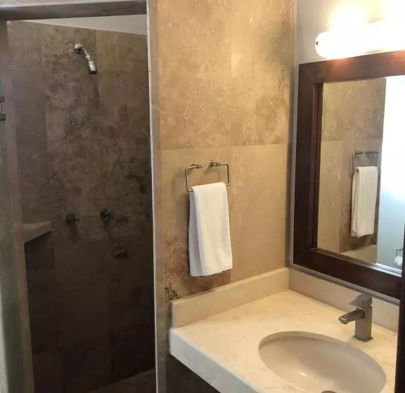 Hotel & Suites El Moro