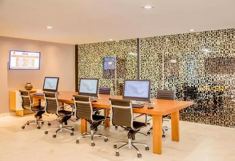 호텔 Fiesta Inn Express Perinorte