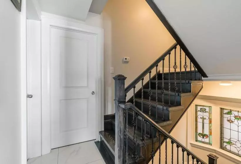پانسیون Elevate Rooms At Spadina&bloor