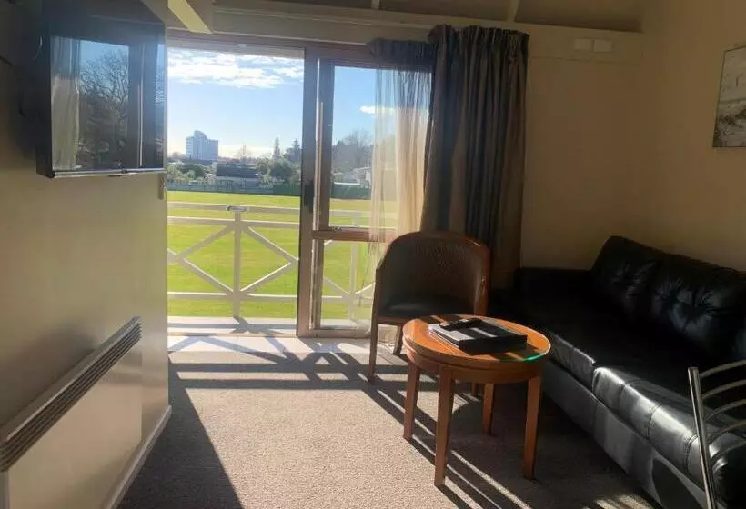 Hotel Admirals Motor Inn